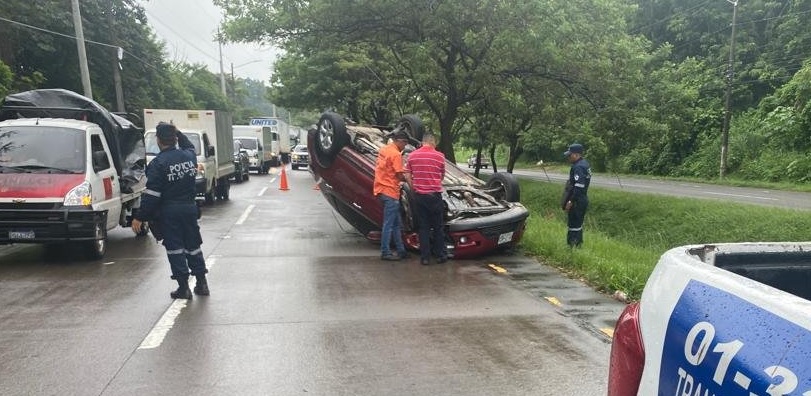 Tras distraerse por la lluvia, se accidenta en Autopista a Comalapa | VIDEO