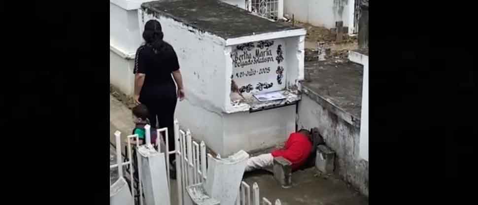 VIDEO: Niño visitó a su madre en el cementerio y se quedó dormido frente a su tumba