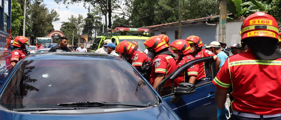 Un niño y cinco adultos mueren acribillados dentro de carro frente a cementerio de Guatemala