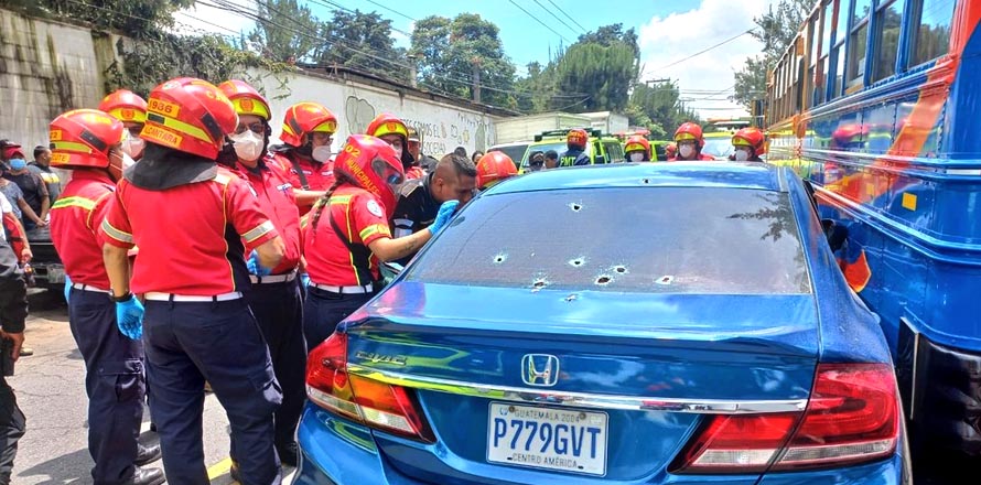 Ataque armado a plena luz del día en ciudad de Guatemala deja seis muertos