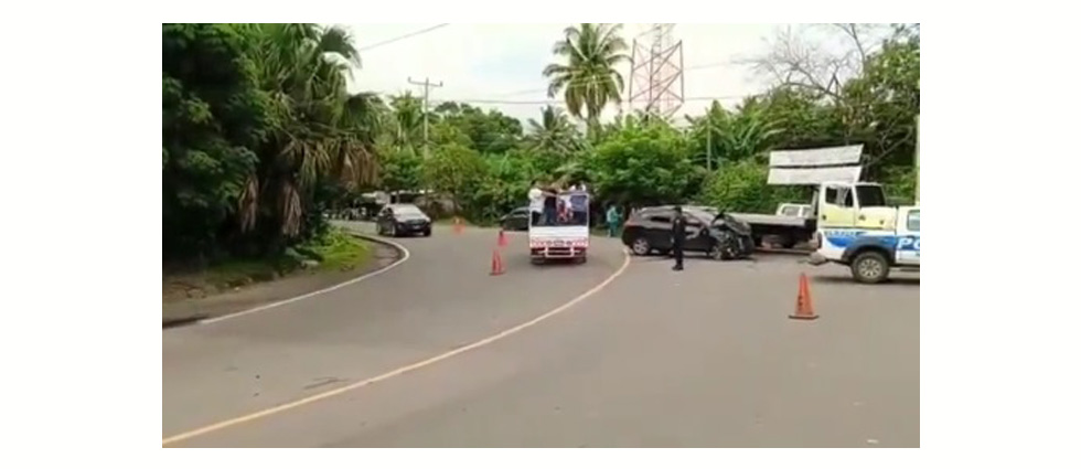 Cuatro lesionados tras fuerte choque de dos autos que derriban un poste del tendido eléctrico