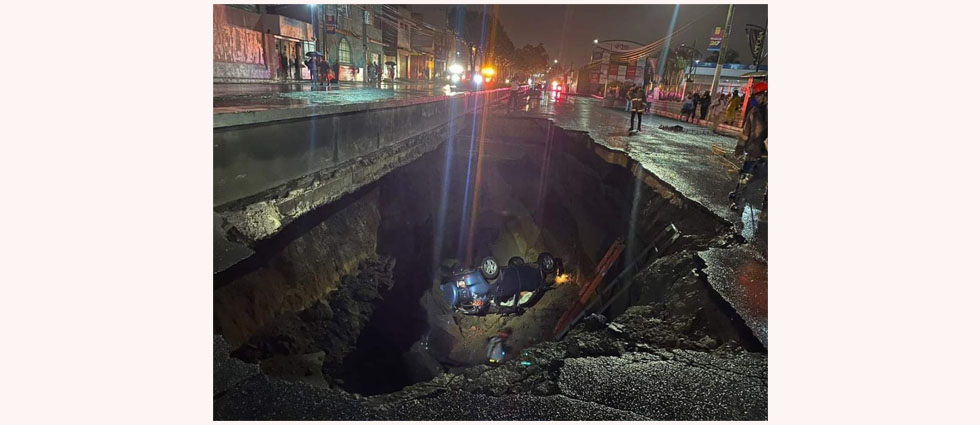 Varios lesionados deja hundimiento de gran tamaño frente a centro comercial en Guatemala