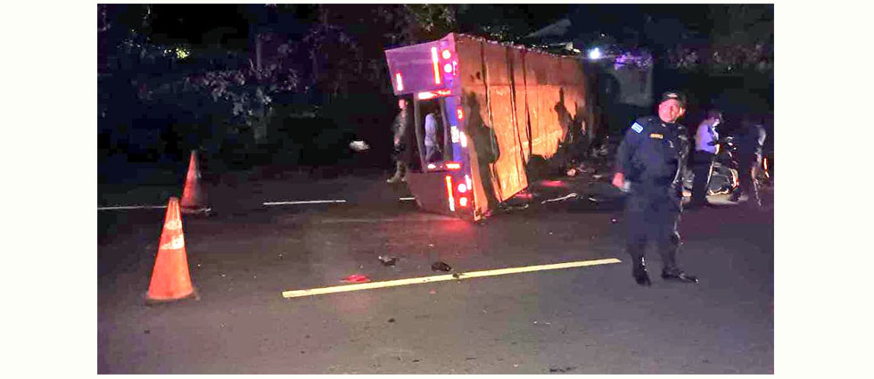 Dos muertos tras choque de motociclistas contra una rastra que intentó evitar lo ocurrido y volcó