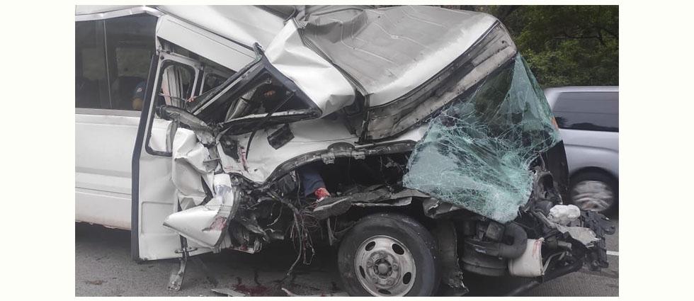 Reportan personas atrapadas y lesionadas tras fuerte accidente vial carretera a Comalapa