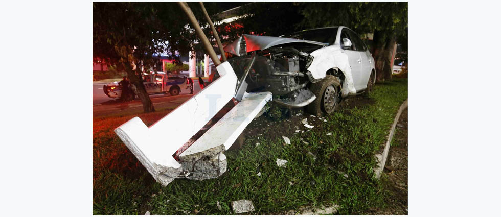 Automovilista ebrio acaba lesionado tras impactar contra un árbol y una banca en el redondel Masferrer