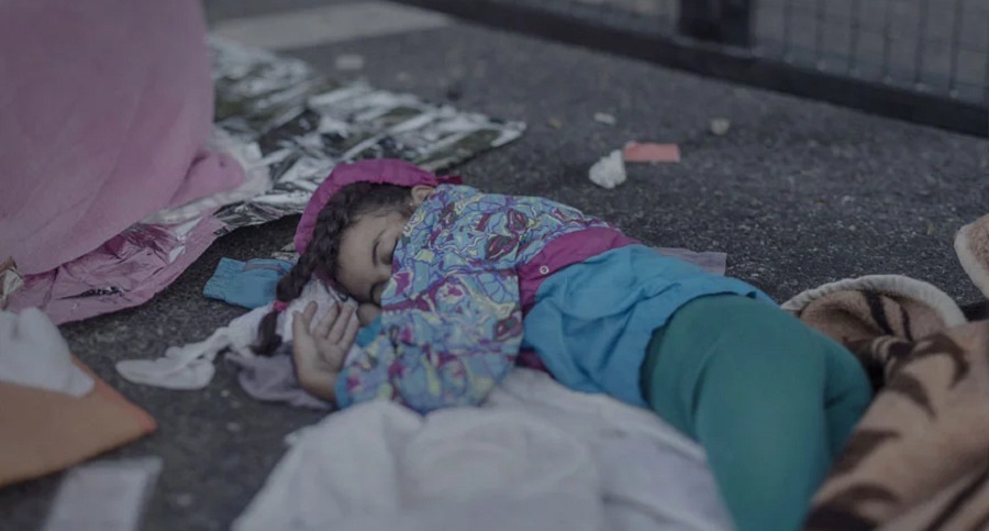 INCREÍBLE: Por estar bebiendo, dejan a niña de 3 años afuera de la casa toda la noche