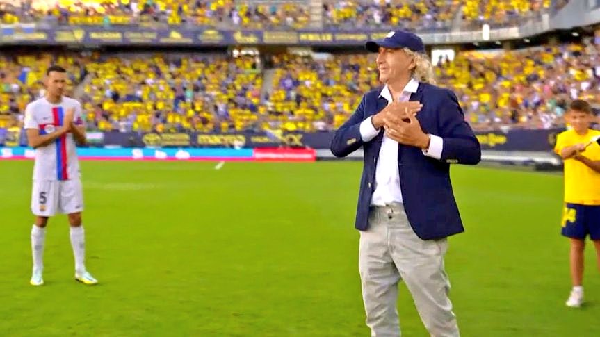 “Mágico” González hace el saque de honor antes del partido Cádiz versus Barcelona