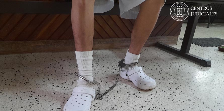 Juez condena a diez años, seis meses de cárcel a pandillero que circulaba con drogas y armas