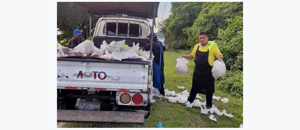 Sorprenden a hombre arrojando basura a la vía pública y lo multan y obligan a recogerla