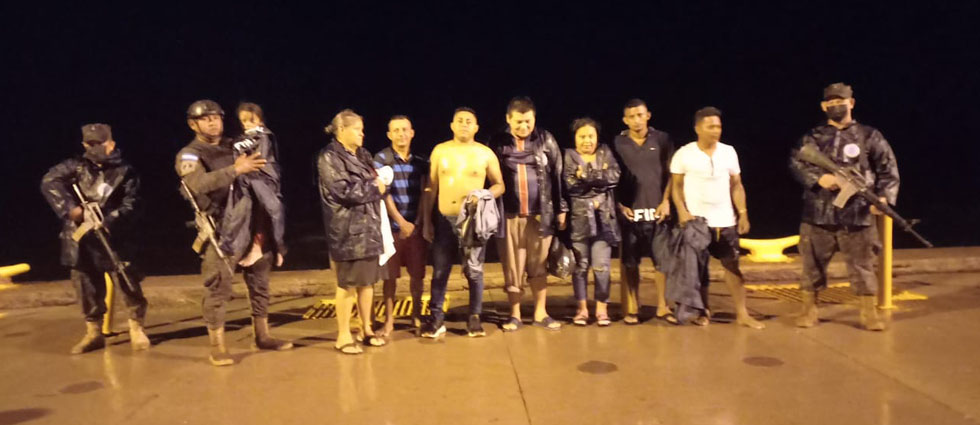 Rescatan a personas que sufrieron un percance cuando viajaban en lanchas que tuvieron problemas mecánicos