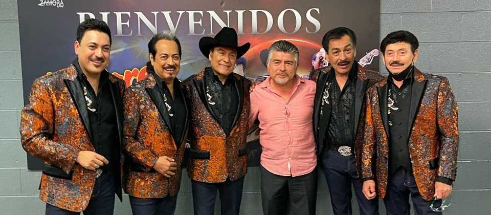 Los Tigres del Norte saludan a Mauricio Cienfuegos en pleno concierto