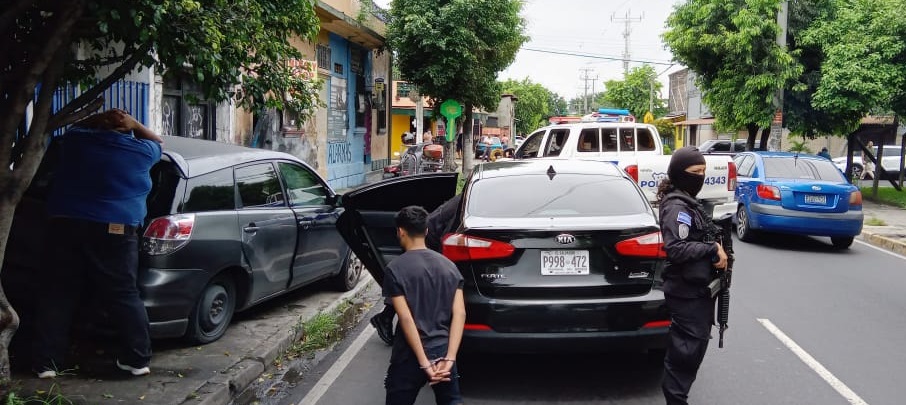 Tras persecución, capturan a sujetos con mercadería de contrabando en San Salvador