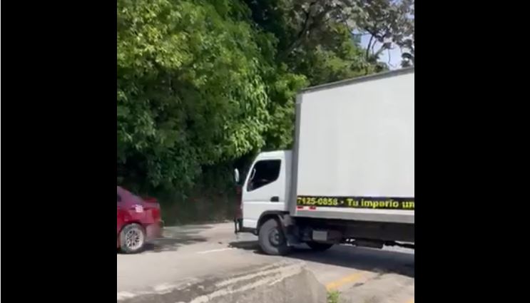 Captan a camionero mientras detiene el tráfico para hacer una arriesgada maniobra en Troncal del Norte
