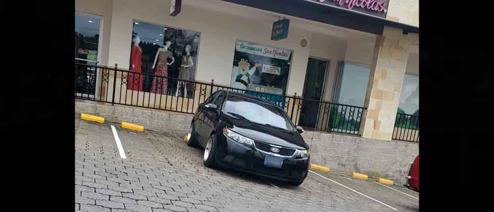 “Debería ir a clases de manejo”: Critican a conductor que utilizó dos espacios para parquear su carro