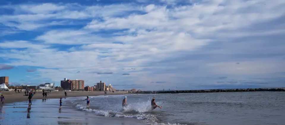 3 Niños aparecen muertos en la orilla de una playa de Nueva York