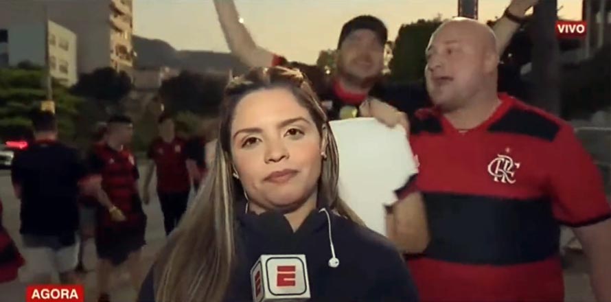((VIDEO)) Periodista es acosada en plena transmisión en vivo