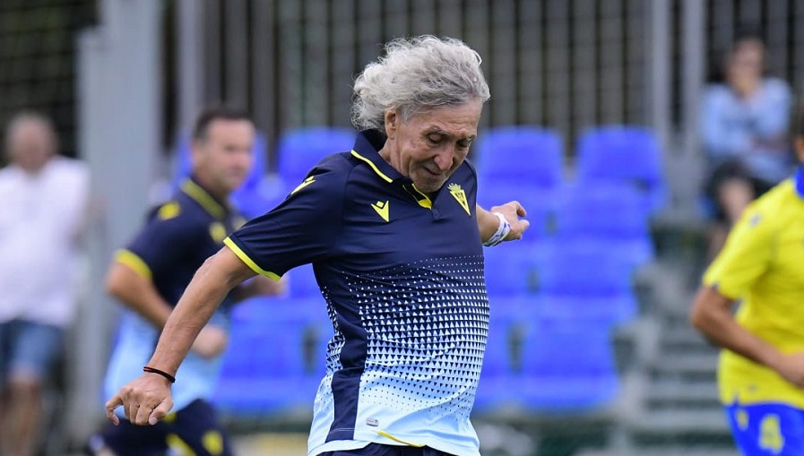 “Mágico” González marca un golazo en partido de veteranos del Cádiz