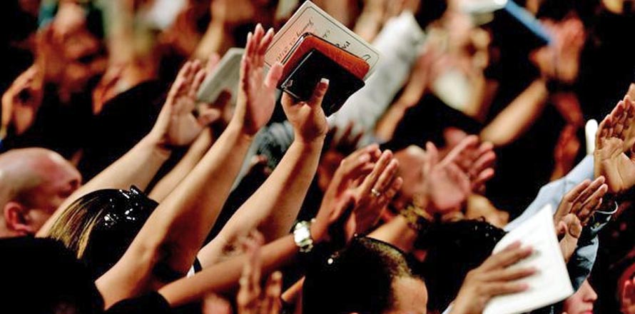 En pleno culto religioso, sujeto ataca a su mujer e intenta clavarle un cuchillo