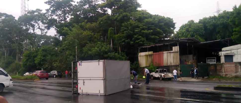 Aparatoso accidente de tránsito deja dos lesionados en carretera a Sonsonate