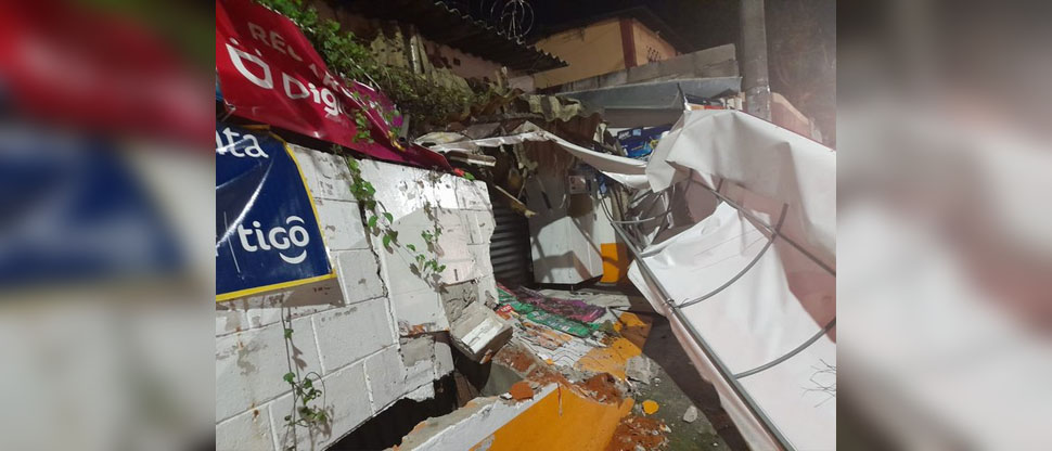 Dueños de tiendita se salvan de morir luego que rastra chocara contra el local en la colonia Montserrat