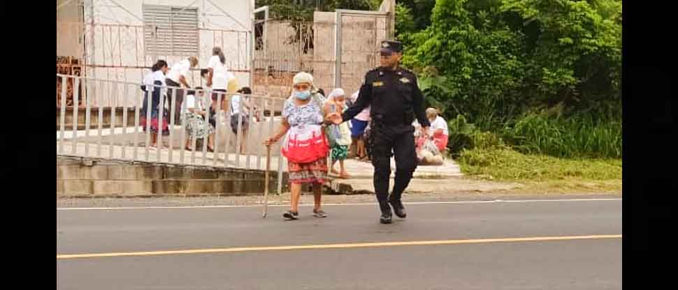 Policía muestra su amor al prójimo al ayudar a ancianita a cruzar en carretera Longitudinal del Norte