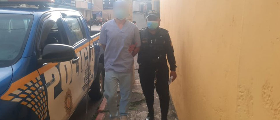 Capturan a enfermero de hospital privado por tocar y besar los glúteos a una paciente
