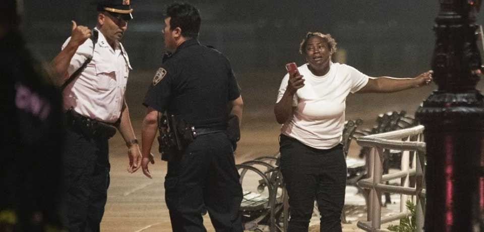 Tras beber sin control, madre ahoga a sus tres pequeños hijos en playa de Nueva York