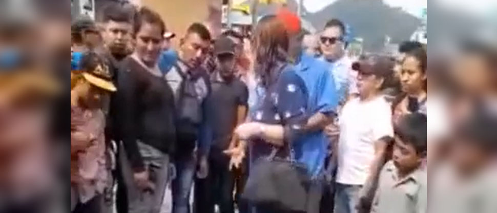Mujer defiende a ladrón de celulares y evita que lo linchen