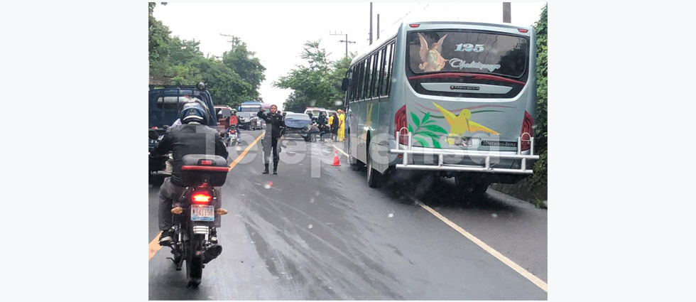 Automovilista que circulaba en sentido contrario choca contra un autobús en la Troncal del Norte