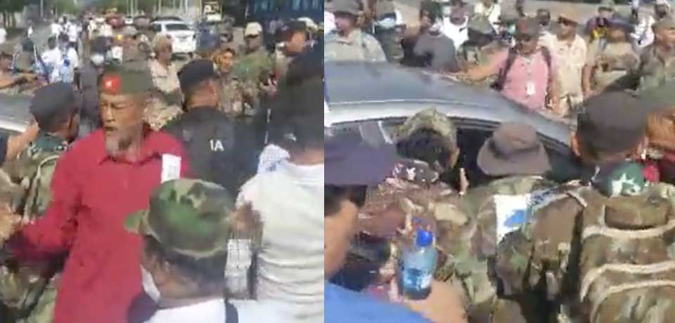 Opositores de ARENA Y FMLN golpean un vehículo que circulaba por zona de la marcha