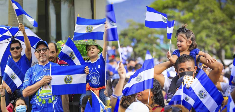 Salvadoreños disfrutan del desfile del 15 de septiembre