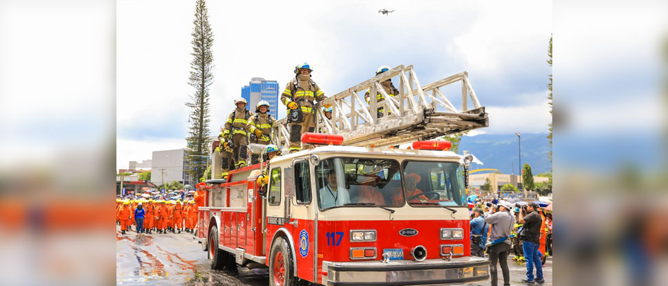 Los bomberos exhibieron sus habilidades durante desfile conmemorando 201 años de independencia