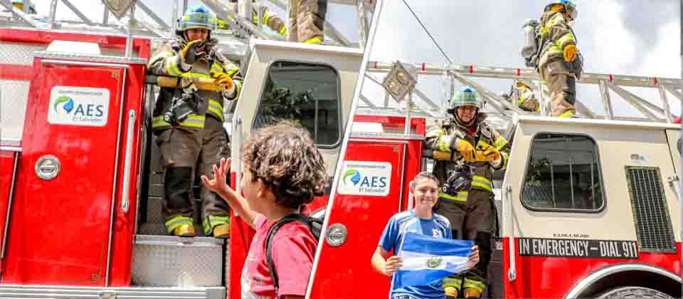 Niño salvadoreño muestra su admiración por los Bomberos y se toma una fotografía