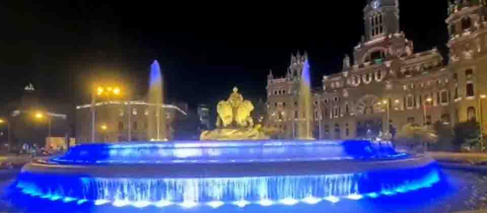 Fuente de Cibeles se ilumina de «Azul y Blanco» en el Día de Independencia de El Salvador