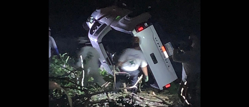 Ocupantes de pick up se salvan de morir tras volcar en la carretera a Los Planes de Renderos