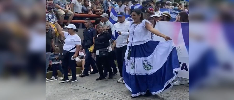 Yanira Berríos acapara las miradas en el desfile conmemorando 201 años de independencia