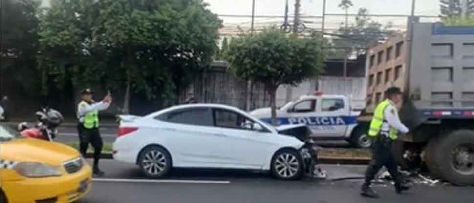 Conductor choca su carro contra un camión que se encontraba estacionado