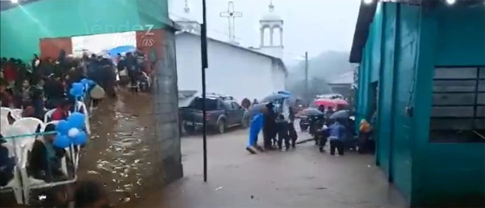 Inundación frustra acto cívico de estudiantes de escuela en Guatemala