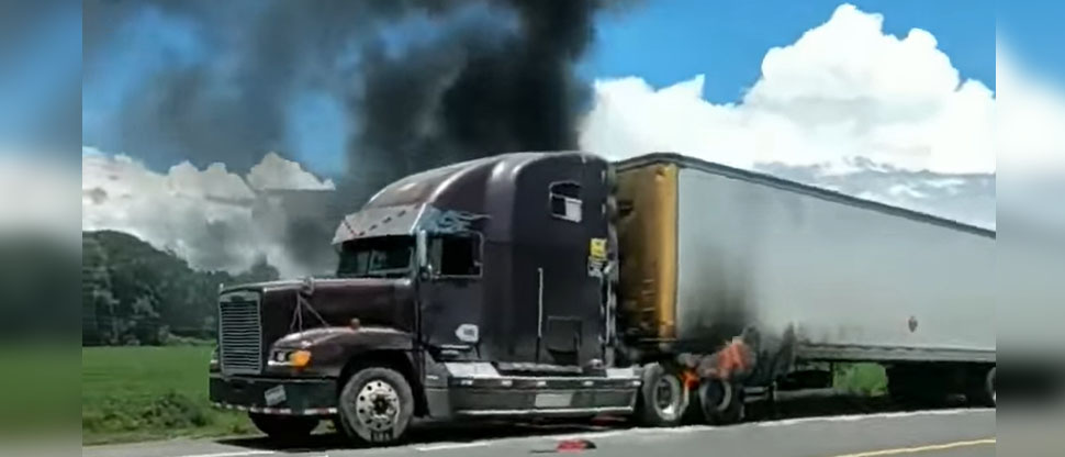 Trailer salvadoreño se incendia en Nicaragua, su conductor está preso por manejar borracho