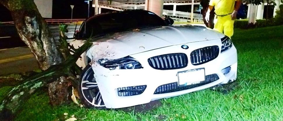 Conductor de lujoso automóvil convertible se estrella contra el redondel Masferrer