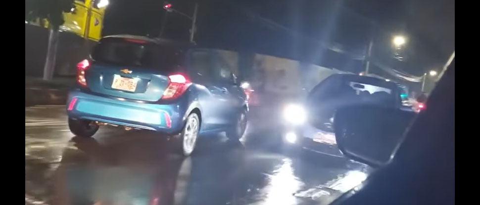 Automovilista maneja en sentido contrario frente a popular cervecería en la alameda Juan Pablo II  