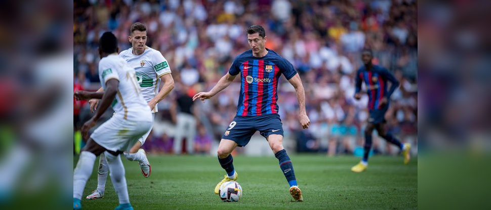 Barcelona gana 3-0 al débil Elche y es líder de La Liga