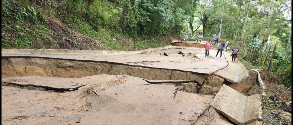 Lluvias destruyen una carretera dejando aislados a los habitantes de La Unión, Zacapa, Guatemala