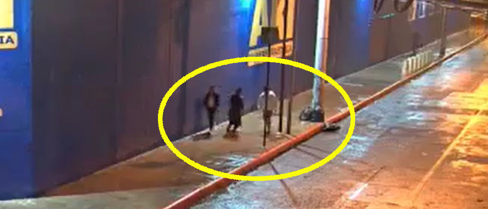 Bocina inteligente sorprende a vecinos mientras botaban basura en la calle