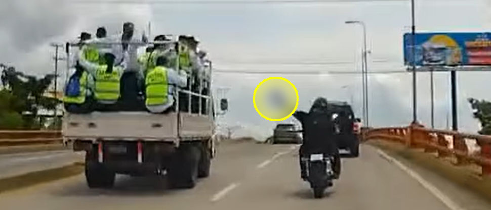 Motociclista les saca el dedo haciendo señales obscenas un grupo de gestores de tráfico