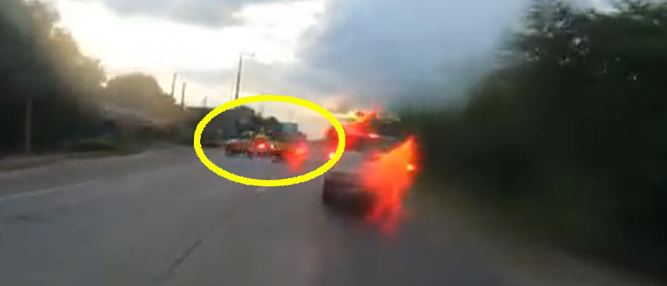 Motociclista choca a gran velocidad contra pick up por rebasar en sentido contrario