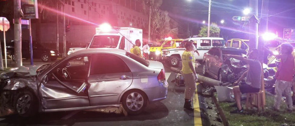 Tres vehículos colisionaron en la intersección de la alameda Manuel Enrique Araujo y avenida Olímpica