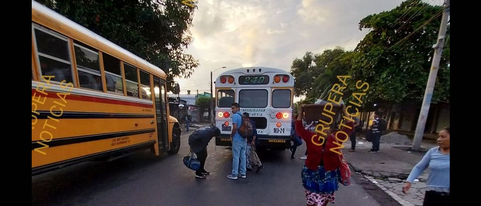 50 pasajeros de autobús de la ruta 249 se llevan un buen susto luego que reventó un neumático 