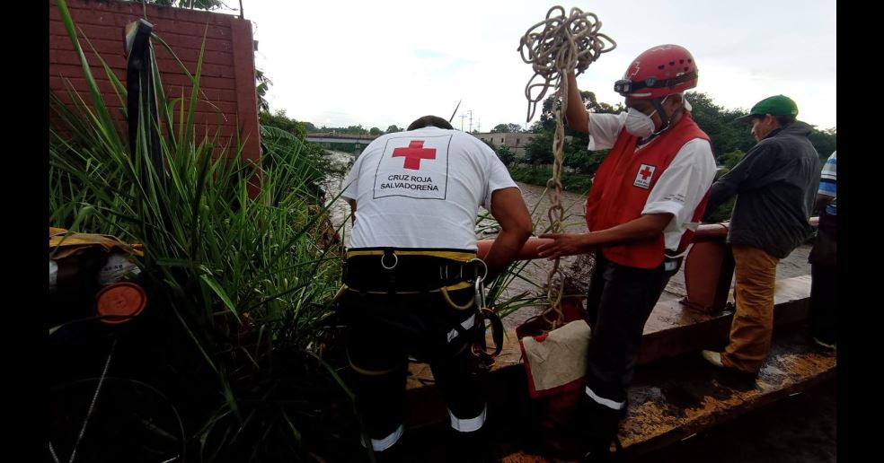 Socorristas rescata a un grupo de personas atrapadas tras crecida de río en La Libertad