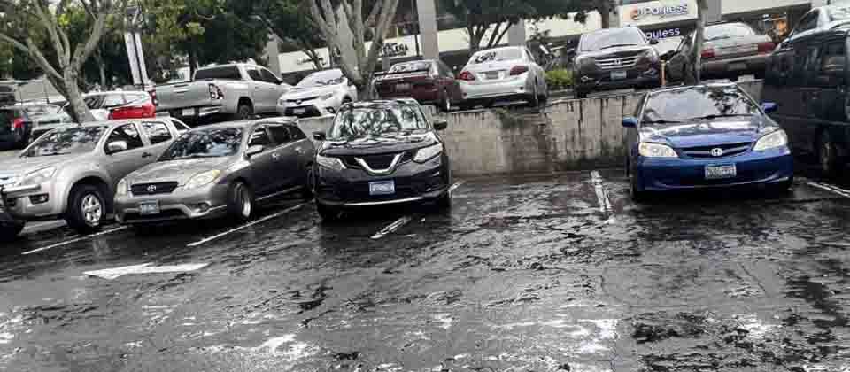 Viralizan a conductor por parquear «mal» su automóvil en reconocido centro comercial